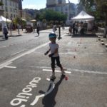 Une patineuse s'essaye au slalom