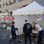 Des passants intéressés pa Pantin à Roulettes