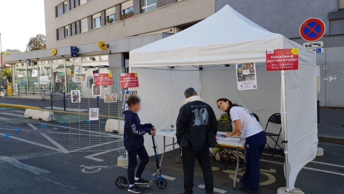 Des passants intéressés pa Pantin à Roulettes