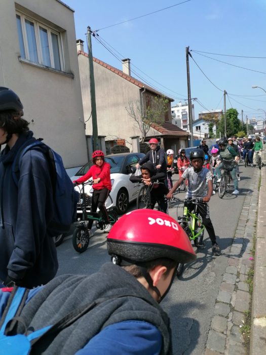 des cyclistes, à l'arrêt